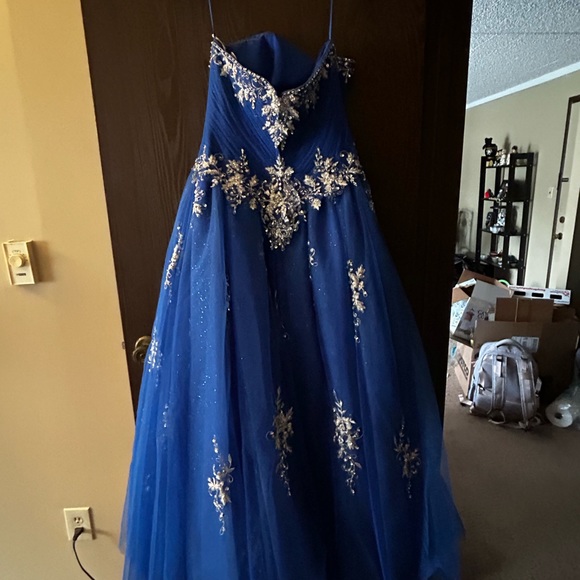 Selling my prom dress from 2009! Good condition - Picture 2 of 5